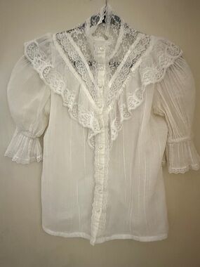 Rare vintage 1970s gunne sax lace cotton White Lace Ruffle Button Women's Top